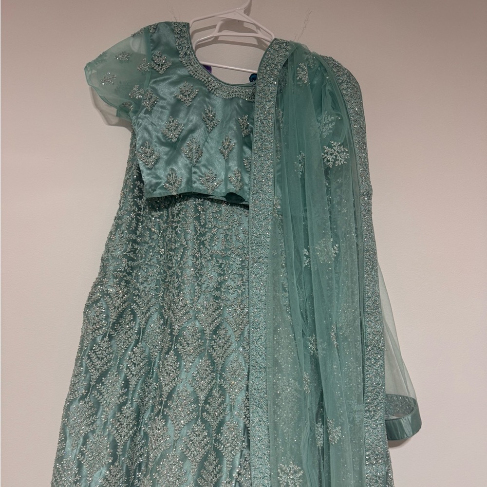 The mint color lehenga comes with lehenga, top and dupatta in XL size